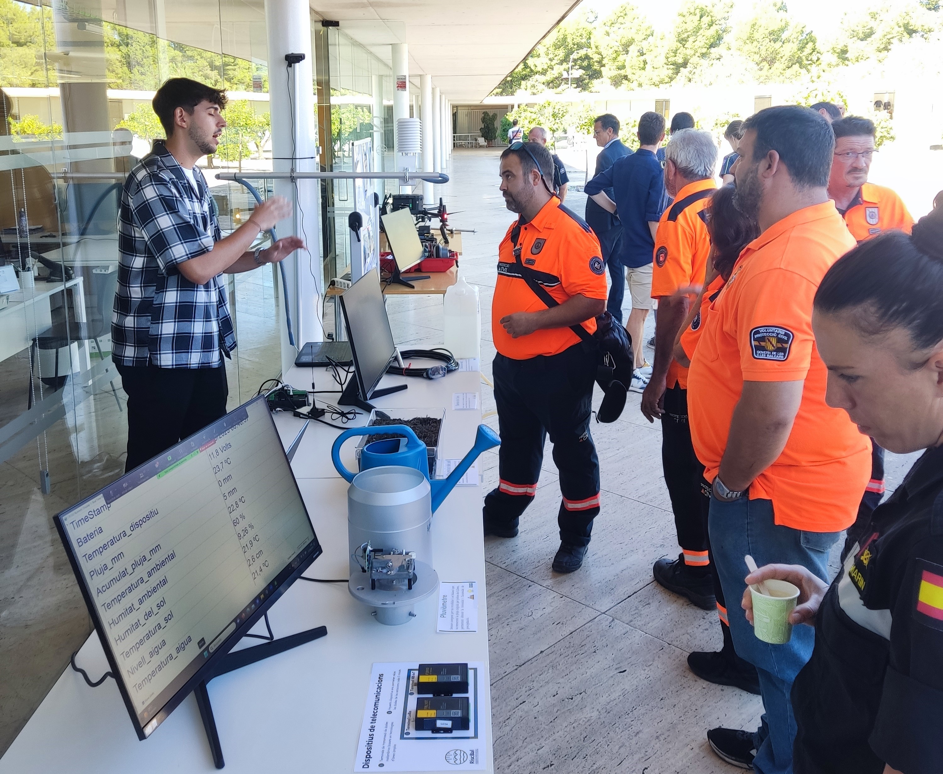 Coffee break al pati del Centre Bit Raiguer amb exposició-demostració d’estacions i eines de camp RiscBal
                                -Sr. Jordi Cloquell Capó, Tècnic en Robòtica i Automatització a RiscBal
                                -Sr. Jaume Company Ferrer, Contractat FPI-UIB a Medhycon
                                -Sr. Francesc Ferrer Vives, Tècnic Superior en Geografia a RiscBal
                                -Sr. Francesc Cuello Llobell, Contractat FPI-Ministerio Ciencia a Medhycon
                                Observatori de Riscos Naturals i Emergències de les Illes Balears -RiscBal