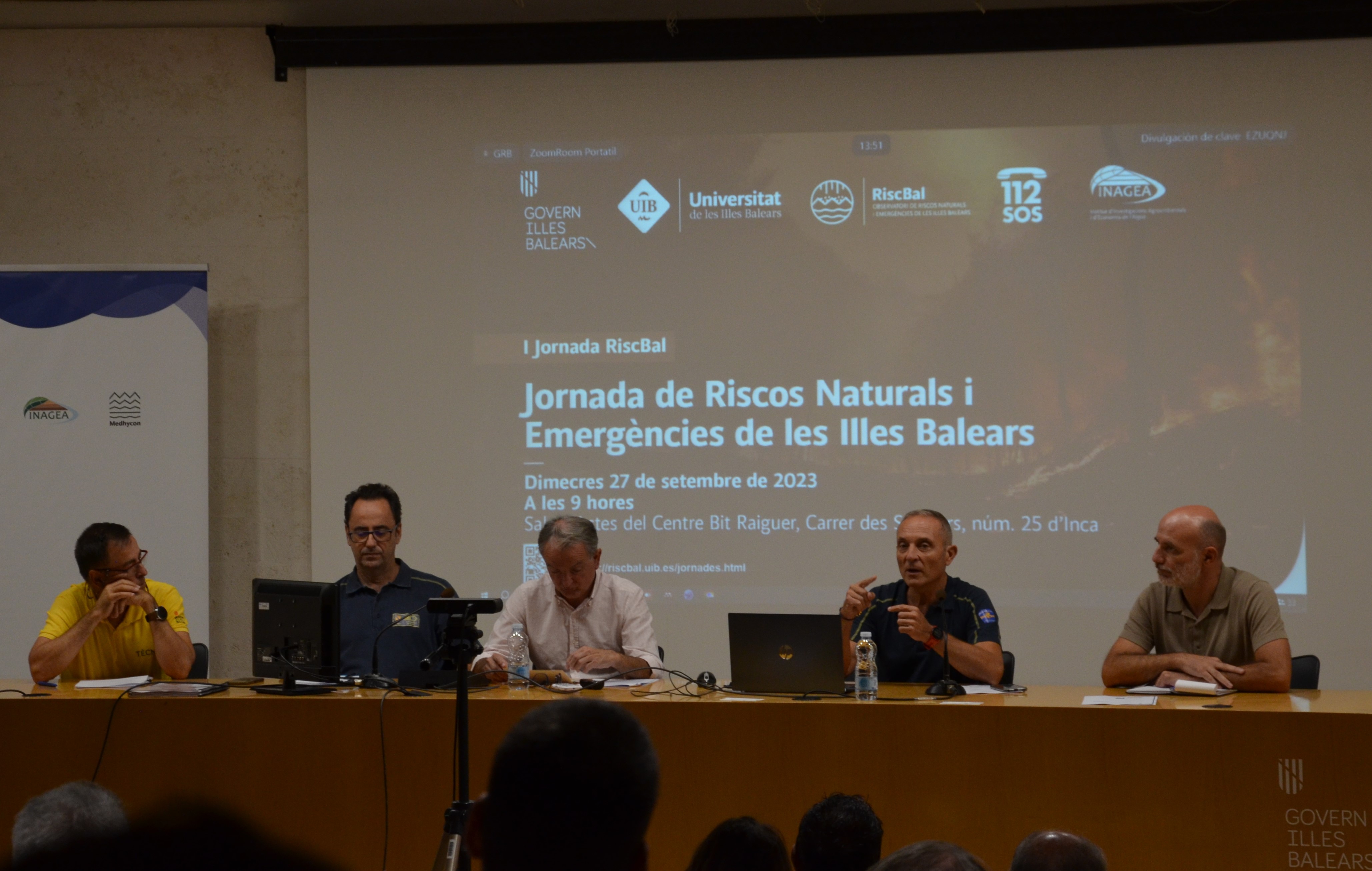 Gestió de la comunicació durant l’emergència
                                -Sr. Joan Calafat Busquets, Director General de Recursos Hídrics. Conselleria de la Mar i del Cicle de l’Aigua. Govern de les Illes Balears.
                                -Dra. Loren Carrasco Martorell, Vicerectora d’Innovació i Transformació Digital. Universitat de les Illes Balears
                                -Sr. Joan Pol Pujol, Cap del Servei d’Ordenació d’Emergències. Direcció General d’Emergències i Interior. Conselleria de Presidència i Administracions Públiques. Govern de les Illes Balears.
                                -Sr. Joan Rotger Seguí, President de la Mancomunitat des Raiguer, Batle de Selva.
                                -Sr. Miguel Sintes Arnaiz, Cap del Departament d’Incendis Forestals. Institut Balear de la Natural -IBANAT.
                                Conselleria d'Agricultura, Pesca i Medi Natural. Govern de les Illes Balears. 