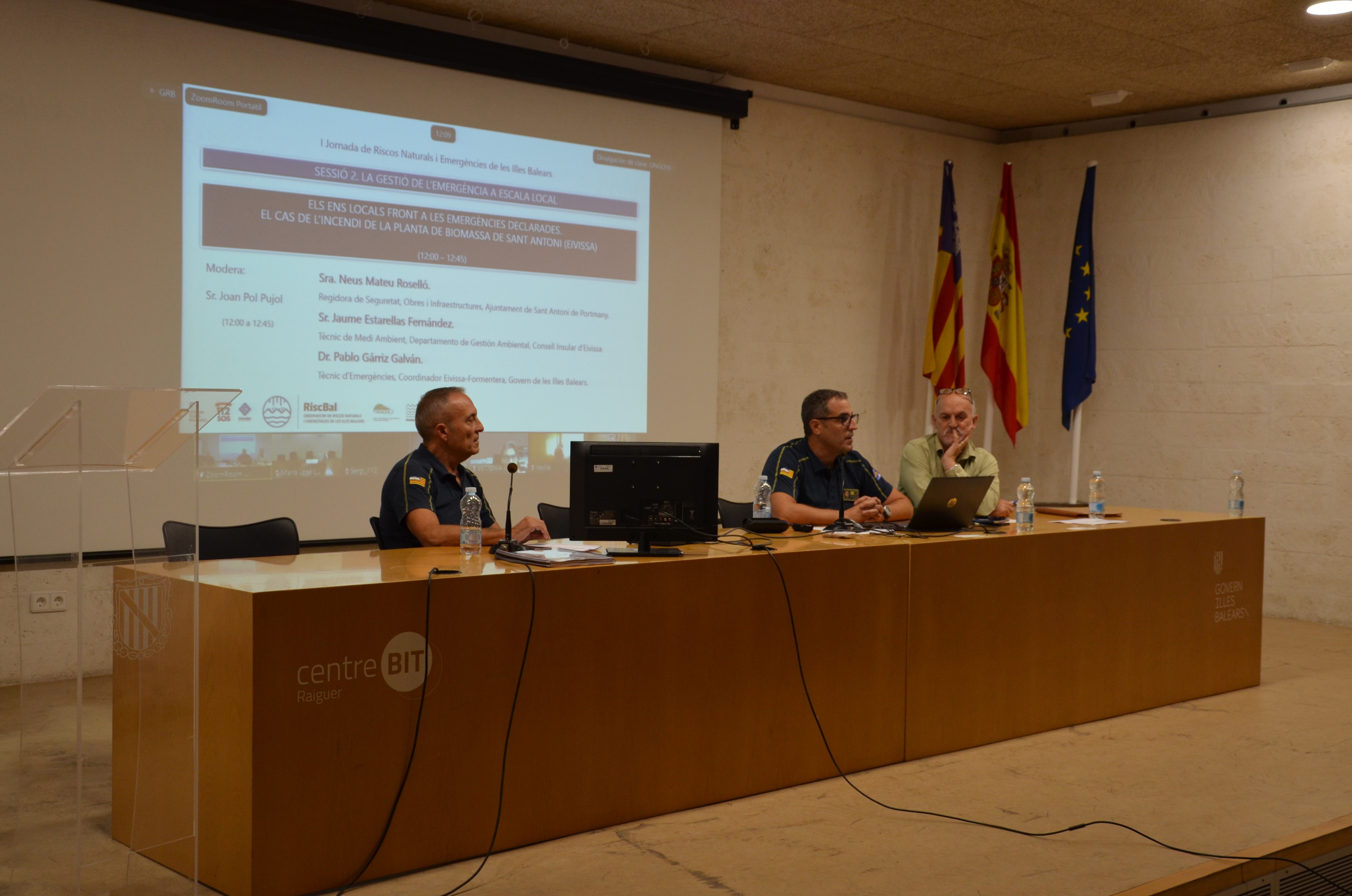 Els ens locals front a les emergències declarades. El cas de l’incendi de la planta de biomassa de Sant Antoni (Eivissa).
                                -Sr. Jaume Estarellas. Tècnic de Medi Ambient. Consell d’Eivissa
                                -Dr. Pablo Gárriz. Tècnic d'Emergències del SEIB/112 a Eivissa 
